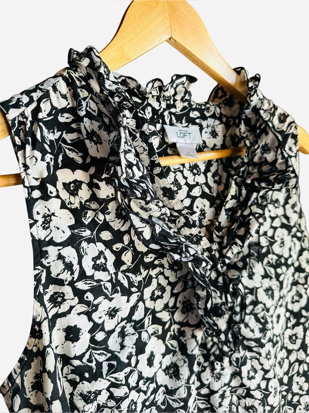 ⬅️LOFT Black and White Floral Top with Ruffles S